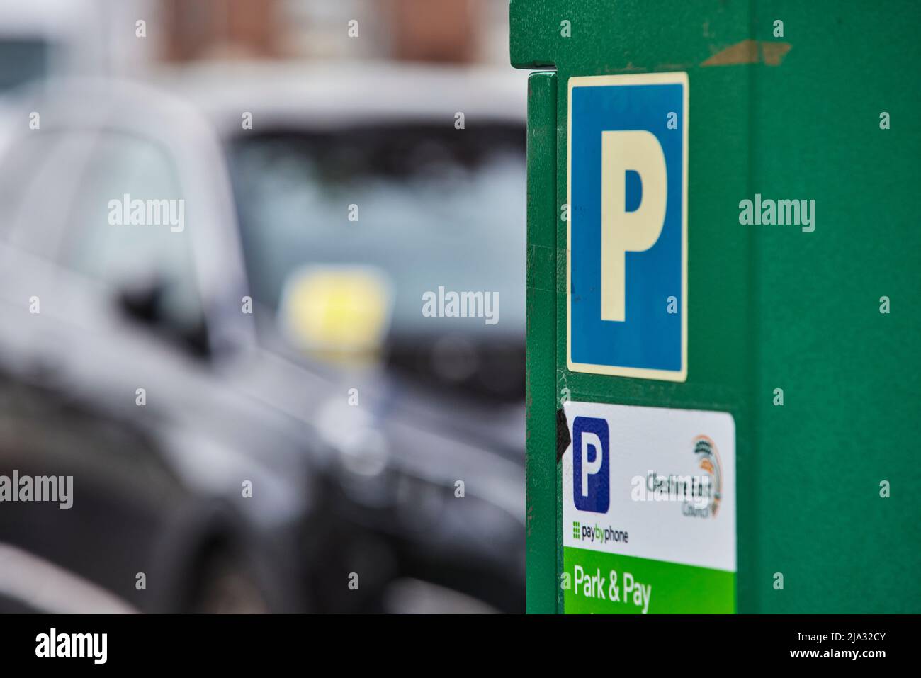 Compteur de stationnement Cheshire East dans un parking de Macclesfield avec un billet de stationnement émis pour une voiture garée Banque D'Images