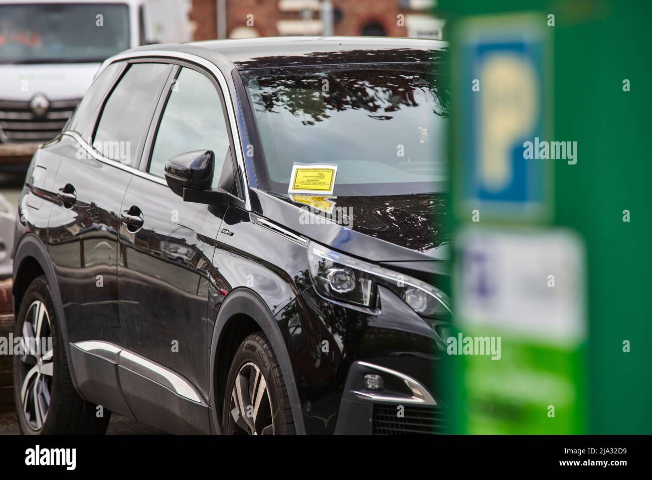 Compteur de stationnement Cheshire East dans un parking de Macclesfield avec un billet de stationnement émis pour une voiture garée Banque D'Images