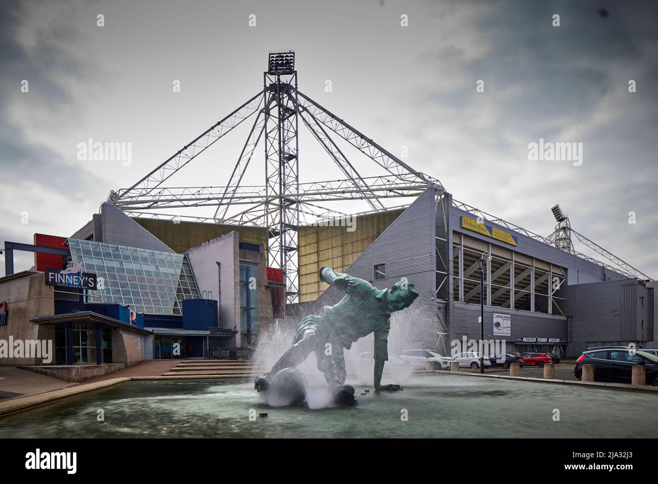 Preston à Lancashire, statue de Sir Tom Finney « The Splash » à l'extérieur du stade Preston North End du FC Deepdale Banque D'Images