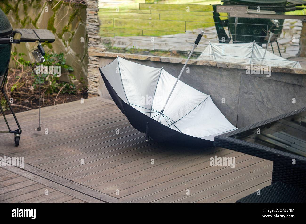 un parapluie abandonné à l'extérieur après un vent souffle, image de plein air Banque D'Images