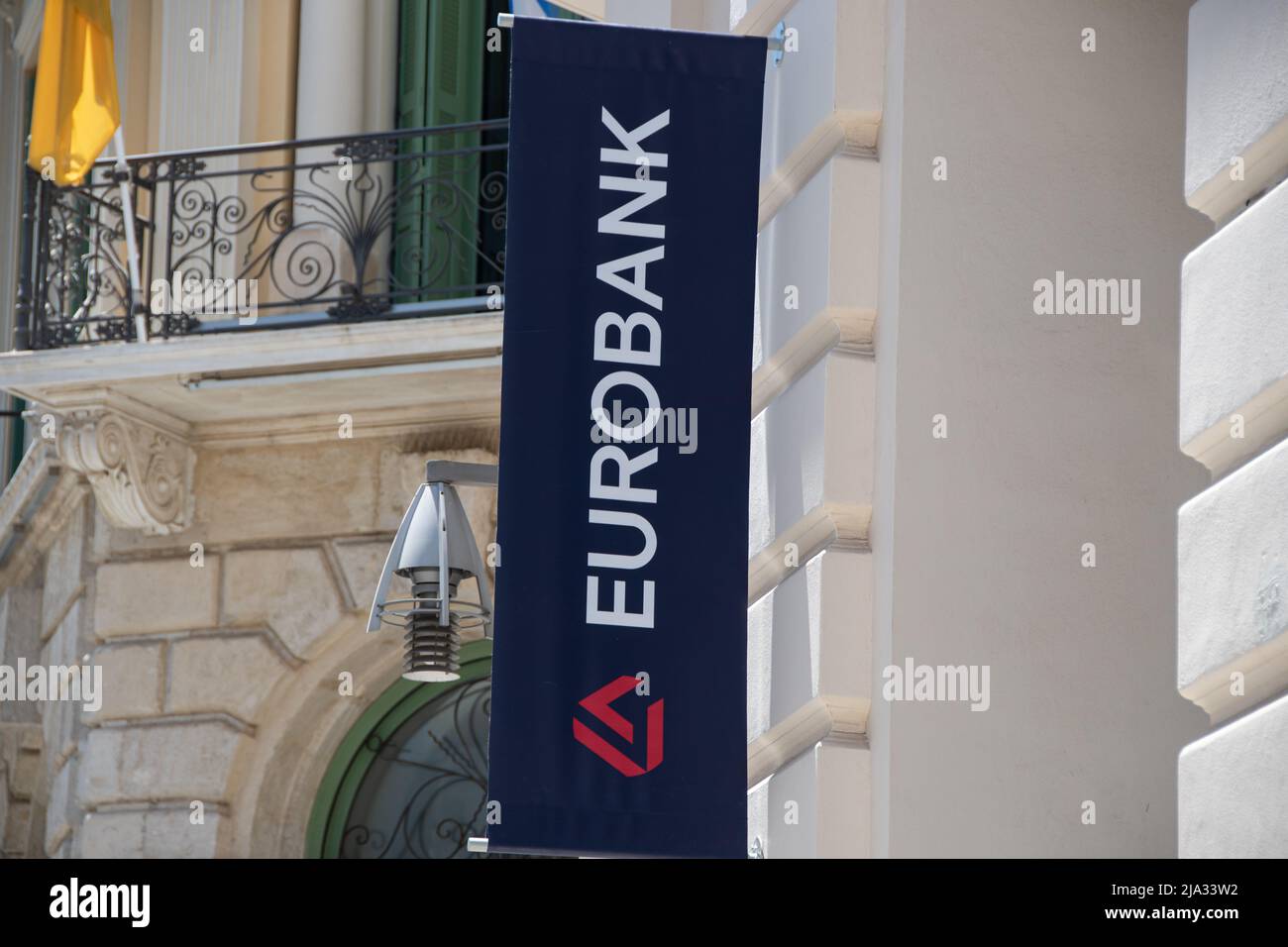 Héraklion, Grèce, 15 mai 2022, le logo de la marque « Eurobank Ergasias » devant une succursale d'Héraklion Banque D'Images