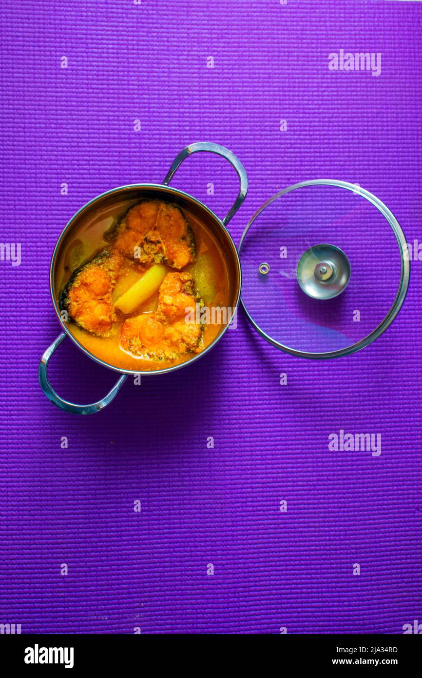 Le délicieux curry de poisson Rohu de style bengali est prêt à servir. Banque D'Images