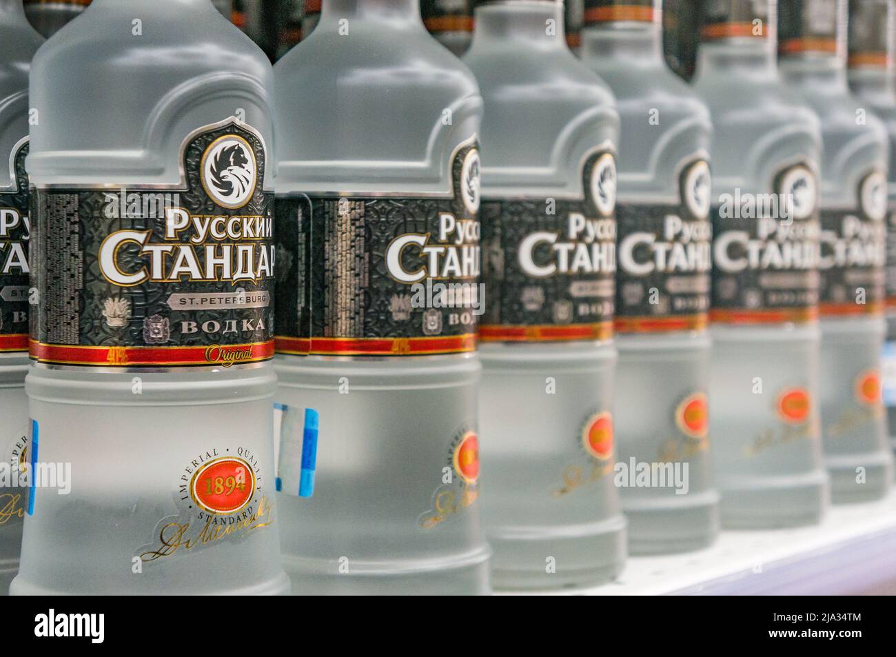 Moscou, Russie - 12 mars 2018 : vodka russe standard. La célèbre marque vodka. Alcool dans un magasin. Banque D'Images