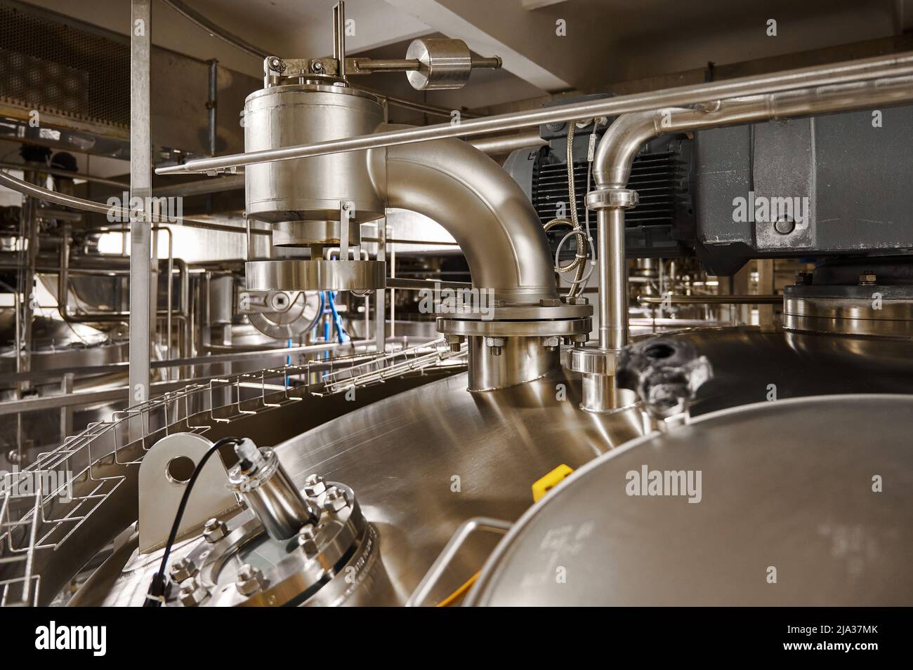 Tuyaux avec brides sur la citerne pour produits laitiers fermentés Banque D'Images