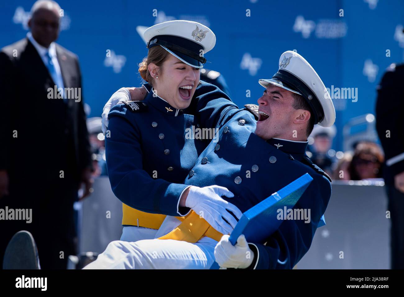 Colorado Springs, Colorado, États-Unis. 25th mai 2022. Les cadets célèbrent ensemble après avoir reçu leur diplôme lors de la cérémonie de remise des diplômes de la classe 2022 de l'Académie de l'Armée de l'Air des États-Unis à l'Académie de l'Air Force à Colorado Springs, Colorado, le 25 mai 2022. Neuf cent soixante-dix cadets ont franchi la scène pour devenir les plus récents lieutenants de la Force aérienne et de la Force spatiale. Credit: US Air Force/ZUMA Press Wire Service/ZUMAPRESS.com/Alamy Live News Banque D'Images