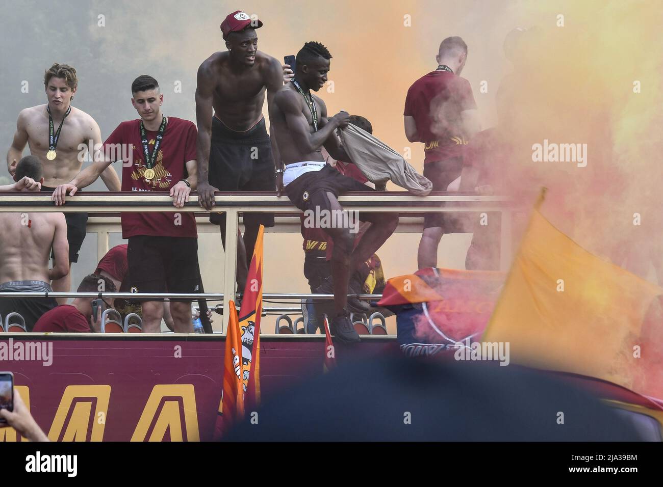 Rome, Italie. 26 mai, Tammy Abraham de A.S. Roma, célébrant avec leurs fans la victoire de la Conférence League, 26 mai, Rome, Italie. Banque D'Images