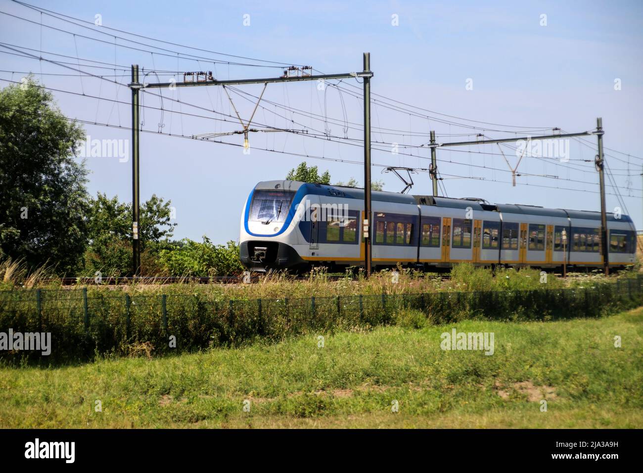 Train de banlieue local sur la voie de Moordrecht en direction de Rotterdam aux pays-Bas. Banque D'Images