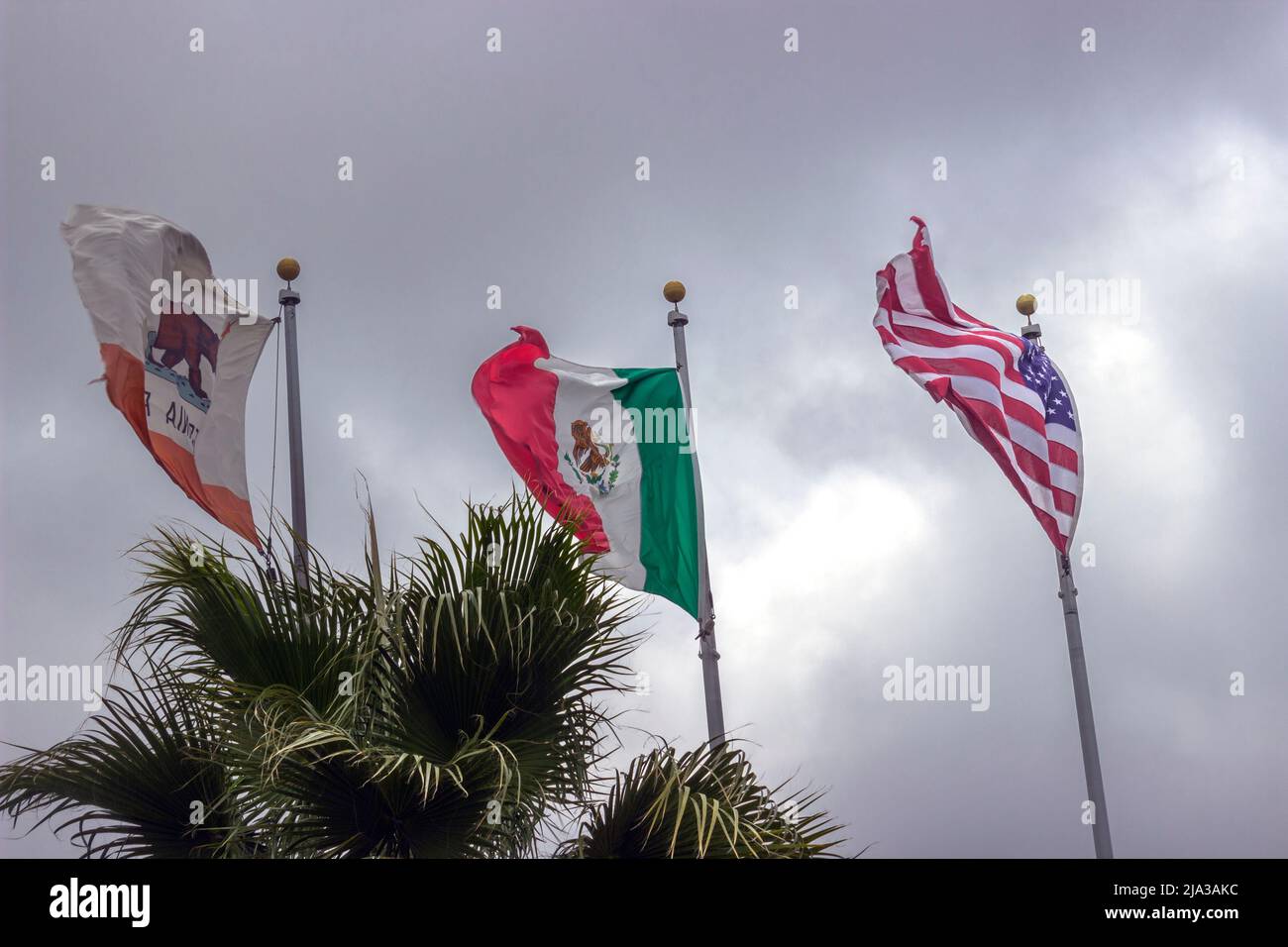 Les drapeaux des États-Unis, du Mexique et de la Californie à l'aéroport international CBX d'Otay Mesa Tijuana, à San Diego, Californie, États-Unis Banque D'Images