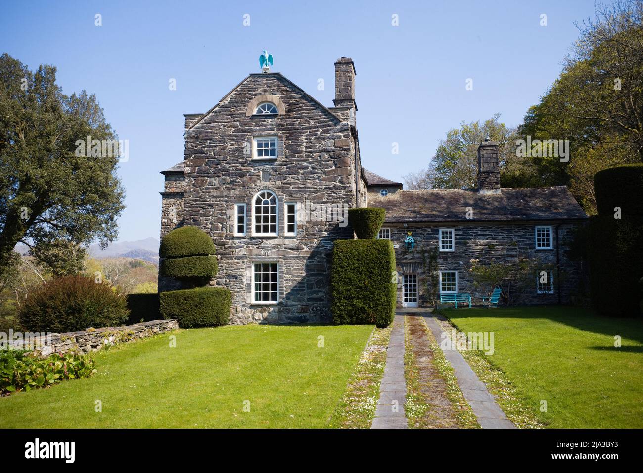 La maison de Clough Williams Ellis à Plas Brondanw dans le nord du pays de Galles depuis les jardins Banque D'Images