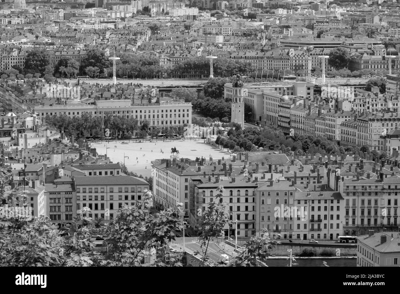 Vue panoramique sur la grande place Bellevue, dans le centre de Lyon en noir et blanc Banque D'Images