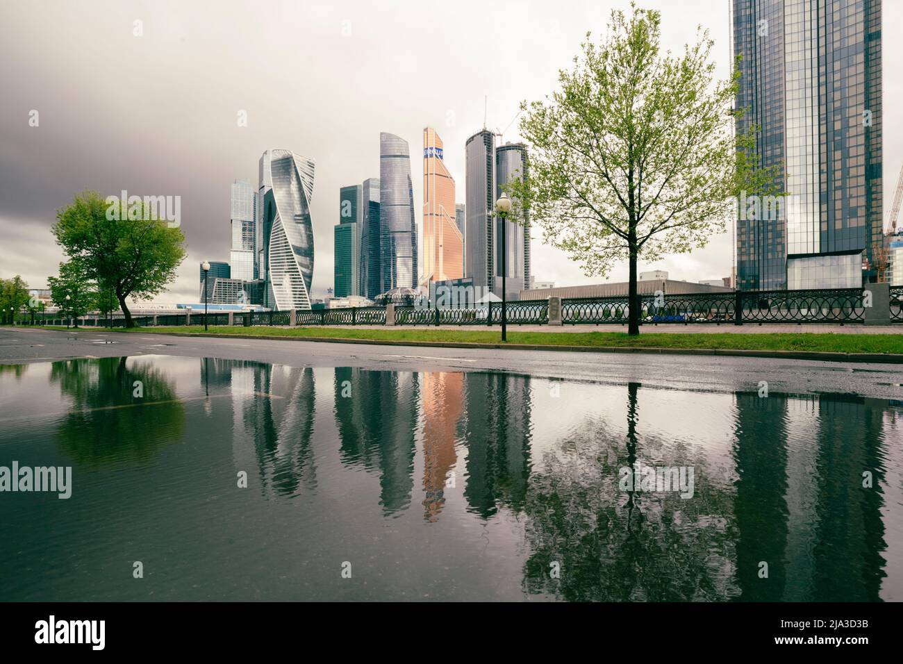 Moscou, Russie - 27 mai 2022 : centre de la capitale russe. Gratte-ciels du centre d'affaires de la ville de Moscou sur la rivière Moskva après la pluie. Photo de haute qualité Banque D'Images Moscou, Russie - 27 mai 2022 : centre de la capitale russe. Gratte-ciels du centre d'affaires de la ville de Moscou sur la rivière Moskva après la pluie. Photo de haute qualité Banque D'Images