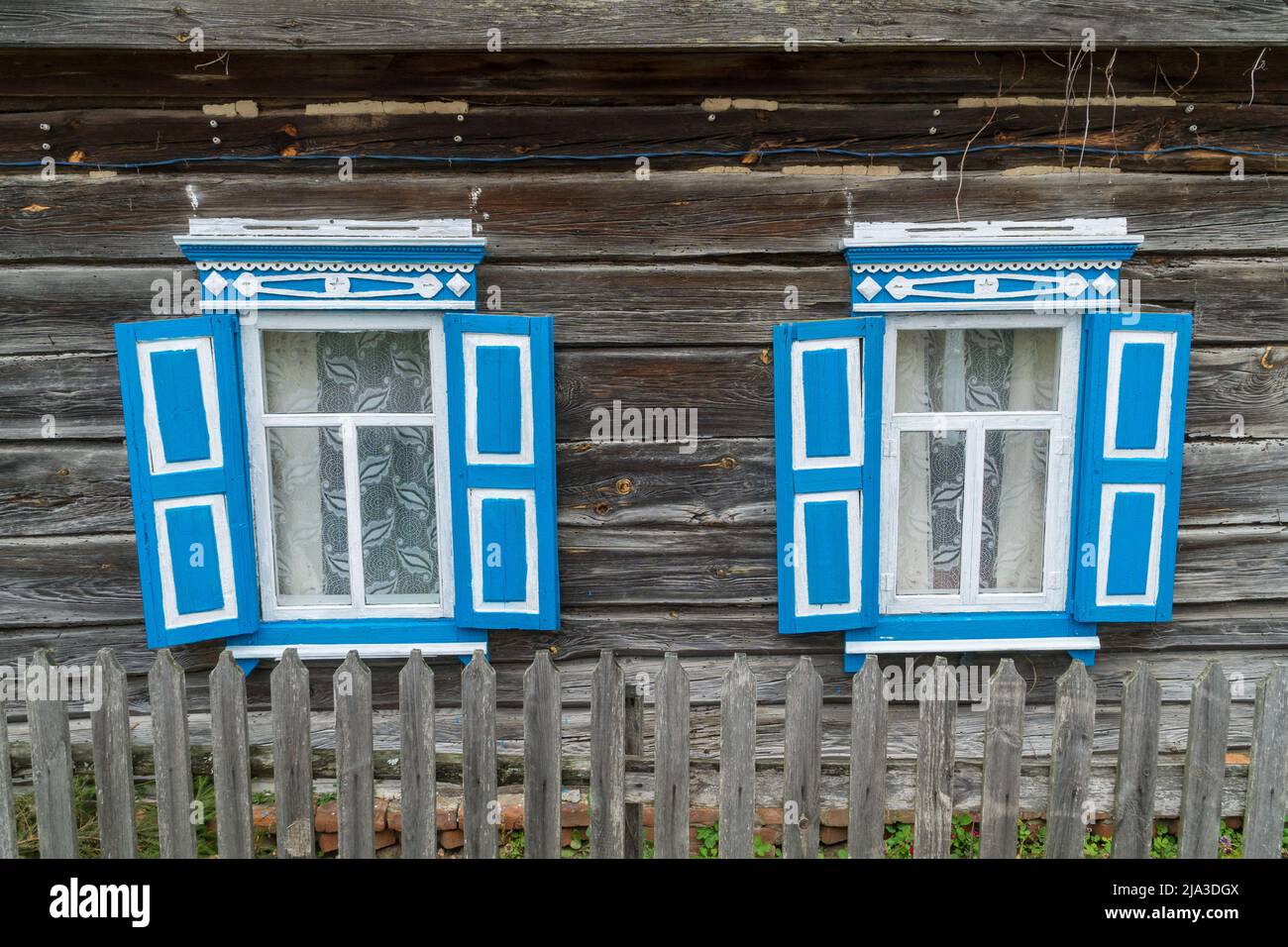 Fenêtres en bois sculptées dans d'anciennes maisons en bois dans le village d'Oleshnia, région de Chernihiv, Ukraine. Patrimoine culturel ukrainien Banque D'Images