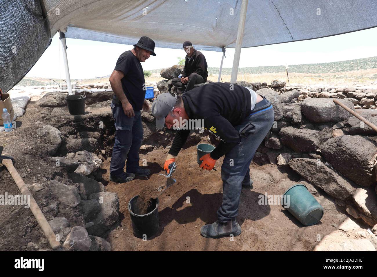 Tibériade, Israël. 26th mai 2022. Le 26 mai 2022, des membres du personnel de l'Autorité israélienne des antiquités (AAI) travaillent sur un site d'excavation près du ruisseau Arbel, près de Tiberias (Israël). Les archéologues israéliens ont découvert une ancienne ferme agricole bien préservée, datant d'il y a 2 100 ans, a déclaré mercredi l'Autorité israélienne des Antiquités (IAA). Il a été découvert près du ruisseau Arbel dans la région de Galilée orientale, dans le nord d'Israël, à environ 6 km à l'ouest de la mer de Galilée. Credit: Gil Cohen Magen/Xinhua/Alay Live News Banque D'Images