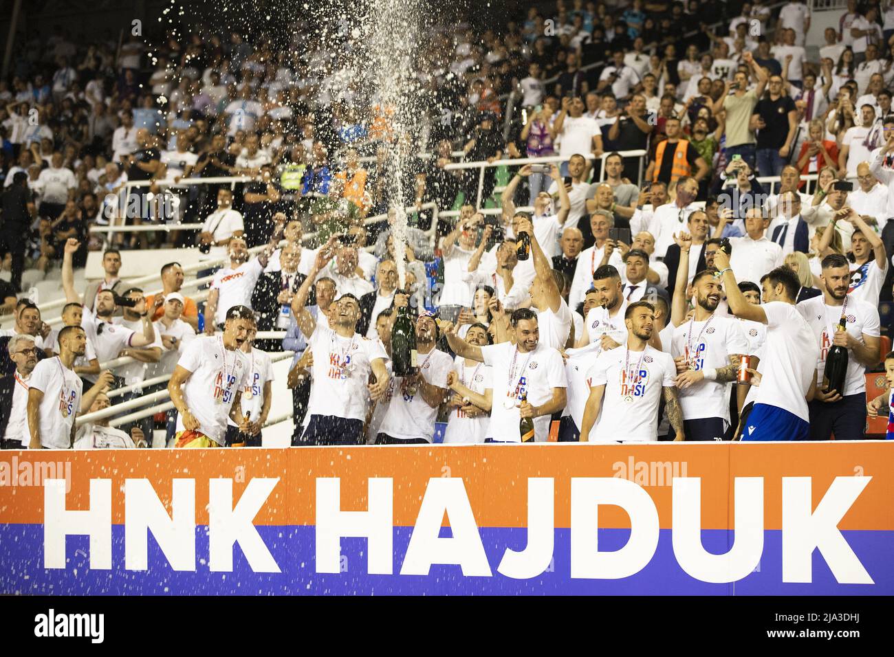 SPLIT, 27 mai 2022 (Xinhua) -- les joueurs de Hajduk célèbrent la victoire après avoir remporté la finale de la coupe de football croate 2021-2022 contre Rijeka, à Split, Croatie, le 26 mai 2022. (Milan SABIC/PIXSELL via Xinhua) Banque D'Images