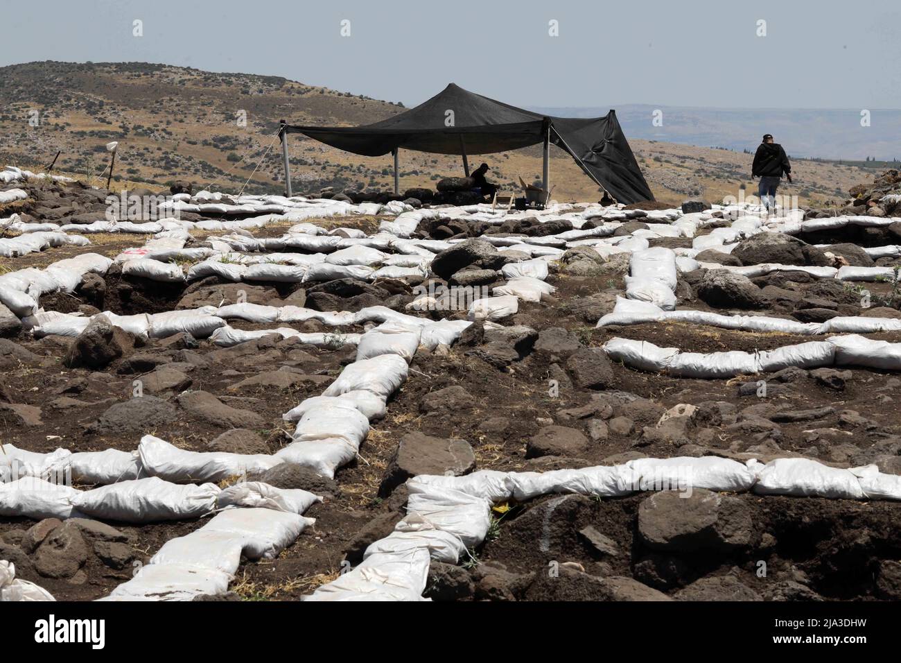 Tibériade, Israël. 26th mai 2022. Le 26 mai 2022, des membres du personnel de l'Autorité israélienne des antiquités (AAI) travaillent sur un site d'excavation près du ruisseau Arbel, près de Tiberias (Israël). Les archéologues israéliens ont découvert une ancienne ferme agricole bien préservée, datant d'il y a 2 100 ans, a déclaré mercredi l'Autorité israélienne des Antiquités (IAA). Il a été découvert près du ruisseau Arbel dans la région de Galilée orientale, dans le nord d'Israël, à environ 6 km à l'ouest de la mer de Galilée. Credit: Gil Cohen Magen/Xinhua/Alay Live News Banque D'Images