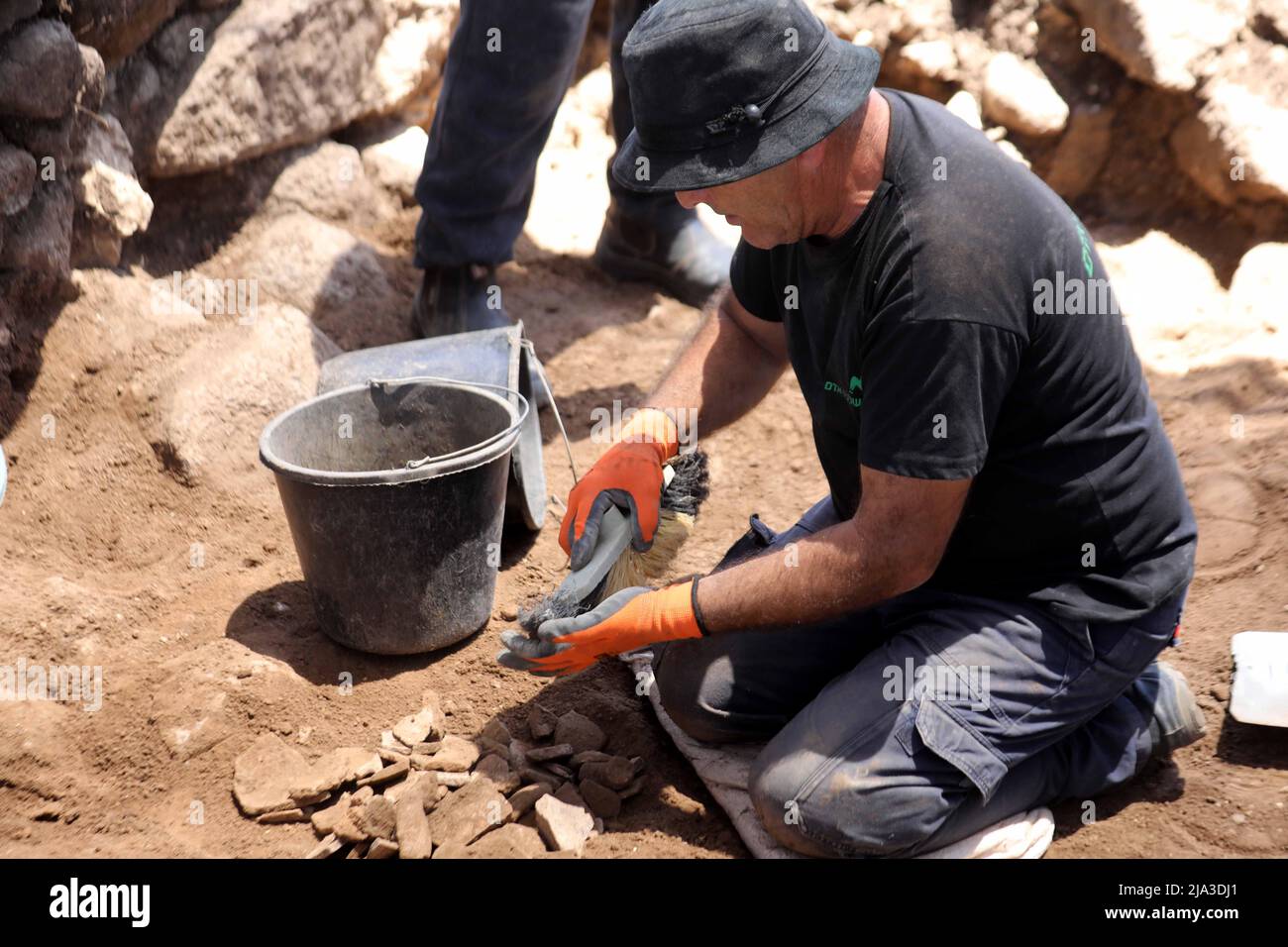 Tibériade, Israël. 26th mai 2022. Le 26 mai 2022, un membre du personnel de l'Autorité des antiquités d'Israël (AAI) travaille sur un site d'excavation près du ruisseau Arbel près de Tiberias, en Israël. Les archéologues israéliens ont découvert une ancienne ferme agricole bien préservée, datant d'il y a 2 100 ans, a déclaré mercredi l'Autorité israélienne des Antiquités (IAA). Il a été découvert près du ruisseau Arbel dans la région de Galilée orientale, dans le nord d'Israël, à environ 6 km à l'ouest de la mer de Galilée. Credit: Gil Cohen Magen/Xinhua/Alay Live News Banque D'Images