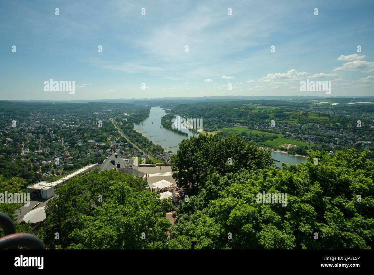 Vue panoramique sur le Rhin et le restaurant des célèbres Drachenfels de Königswinter Allemagne Banque D'Images