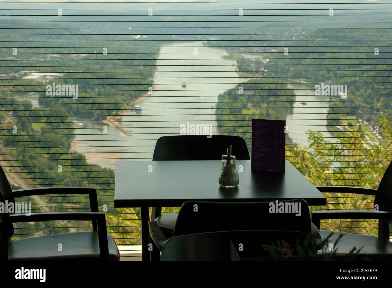 Königswinter, Allemagne- 18 mai 2022 : magnifique vue panoramique sur le Rhin, depuis un restaurant au sommet de la colline de Drachenfels Banque D'Images