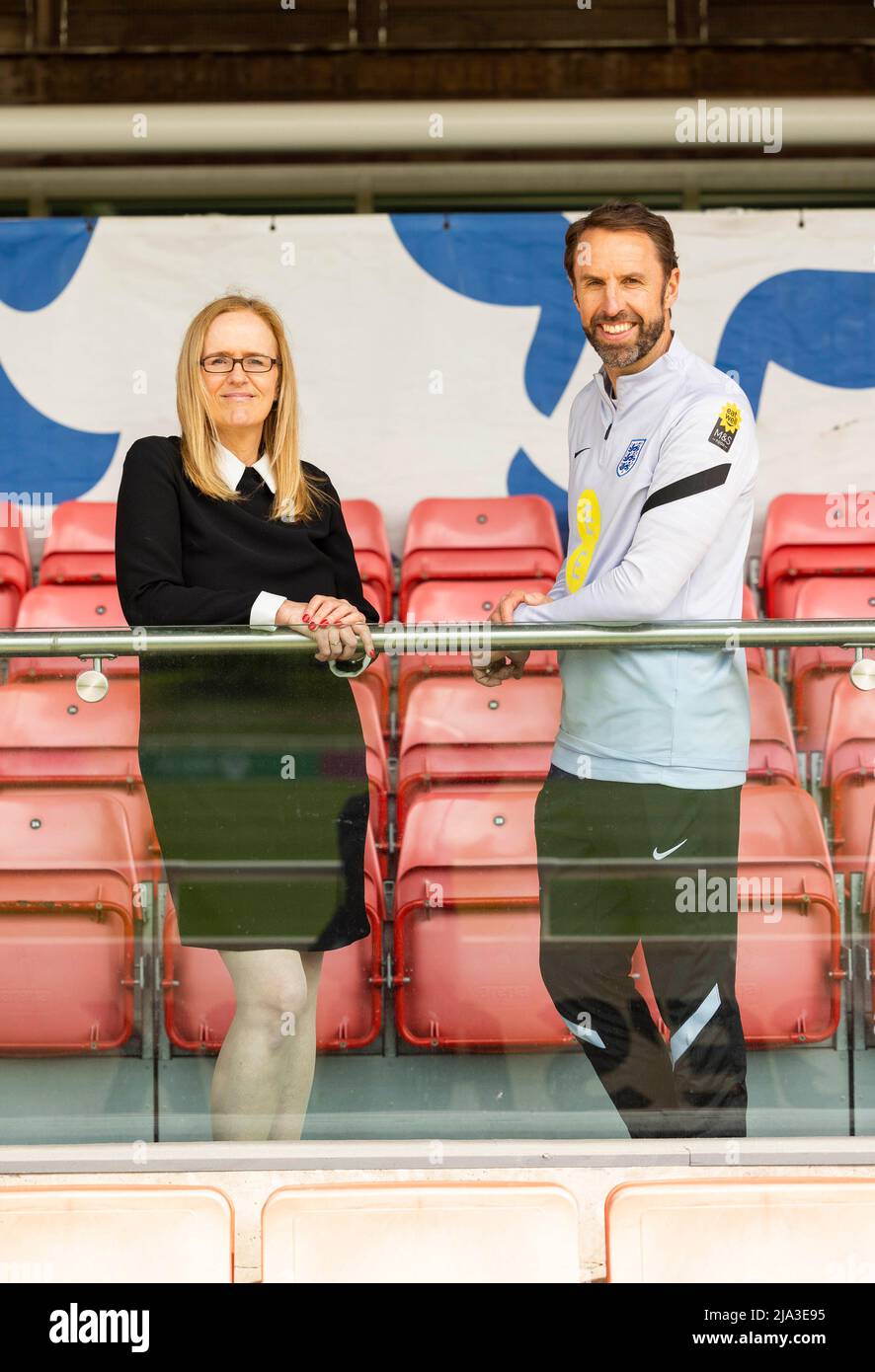 EDITORIAL À USAGE ÉDITORIAL EXCLUSIF, Gareth Southgate, directeur du marketing chez Marks & Spencer (M&S) Food & Masterbrand, Sharry Cramond, a lancé la campagne « Eat Well, Play Well », un partenariat entre M&S Food et les équipes nationales de football de l'Angleterre pour encourager des choix alimentaires plus sains. Date de publication : vendredi 27 mai 2022. Banque D'Images