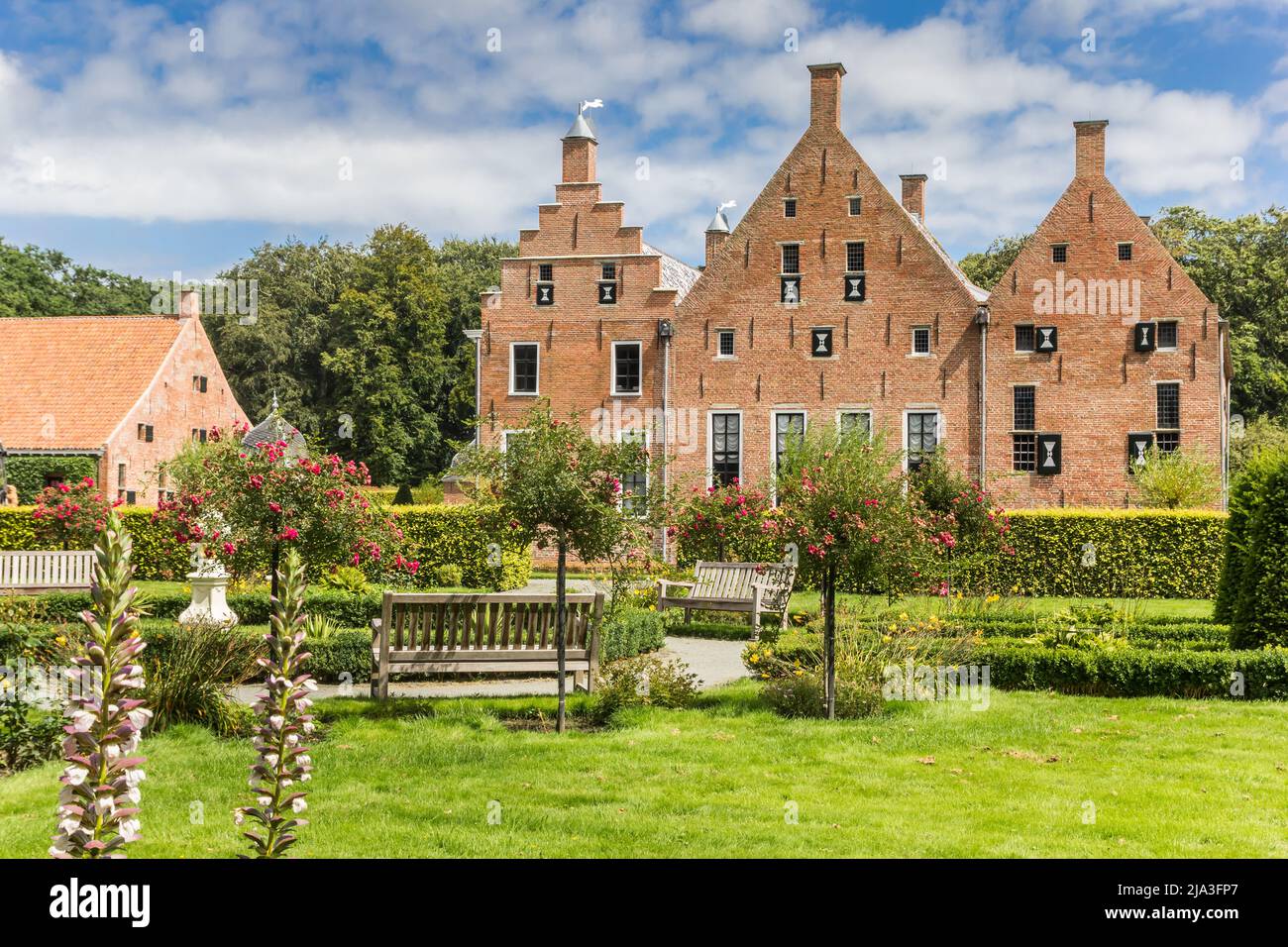 Fleurs en face du château de Menkemaborg à Groningen, pays-Bas Banque D'Images