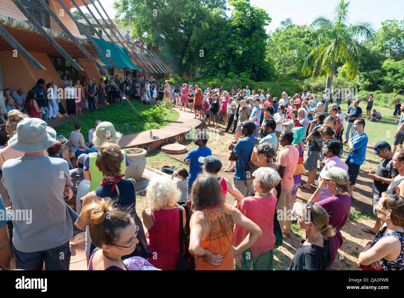 Auroville, Inde - 19th mai 2022 : rassemblement communautaire à l'Hôtel de ville pour soutenir le Comité de travail, après la demande de la police de remettre la clé Banque D'Images