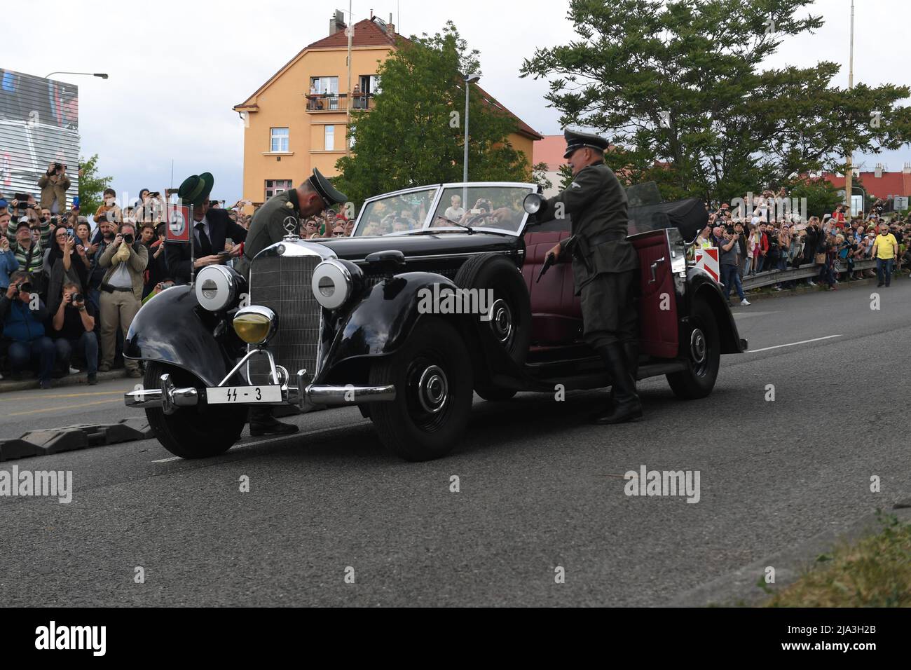 Prague, République tchèque. 27th mai 2022. La reconstitution de l'assassinat du vice-protecteur nazi Reinhard Heydrich de 1942 par des parachutistes tchécoslovaques formés en Grande-Bretagne s'est tenue à Prague (République tchèque) le 27 mai 2022, à l'occasion du 80th anniversaire de l'attentat. Crédit : Katerina Sulova/CTK photo/Alamy Live News Banque D'Images