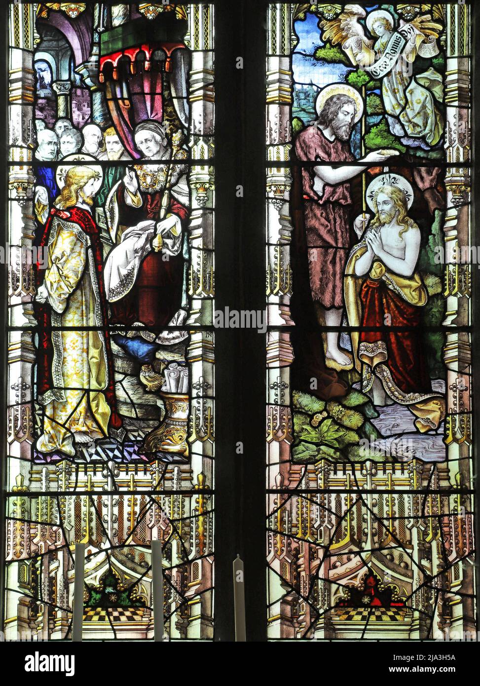 Vitraux de Percy Bacon & Brothers représentant le Christ avant Ponce Pilate, et Baptême, Église Saint-Jacques, Hanslope, Buckinghamshire Banque D'Images