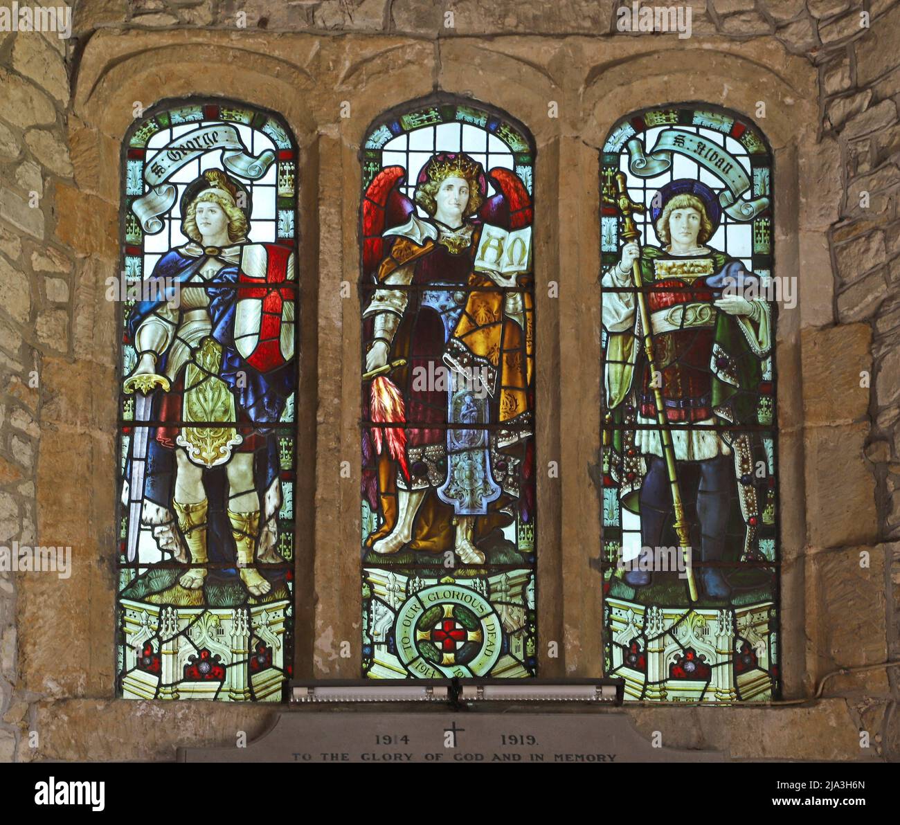 Vitrail de Percy Bacon représentant Saints George, Michael & Alban, St James Church, Hanslope, Buckinghamshire Banque D'Images