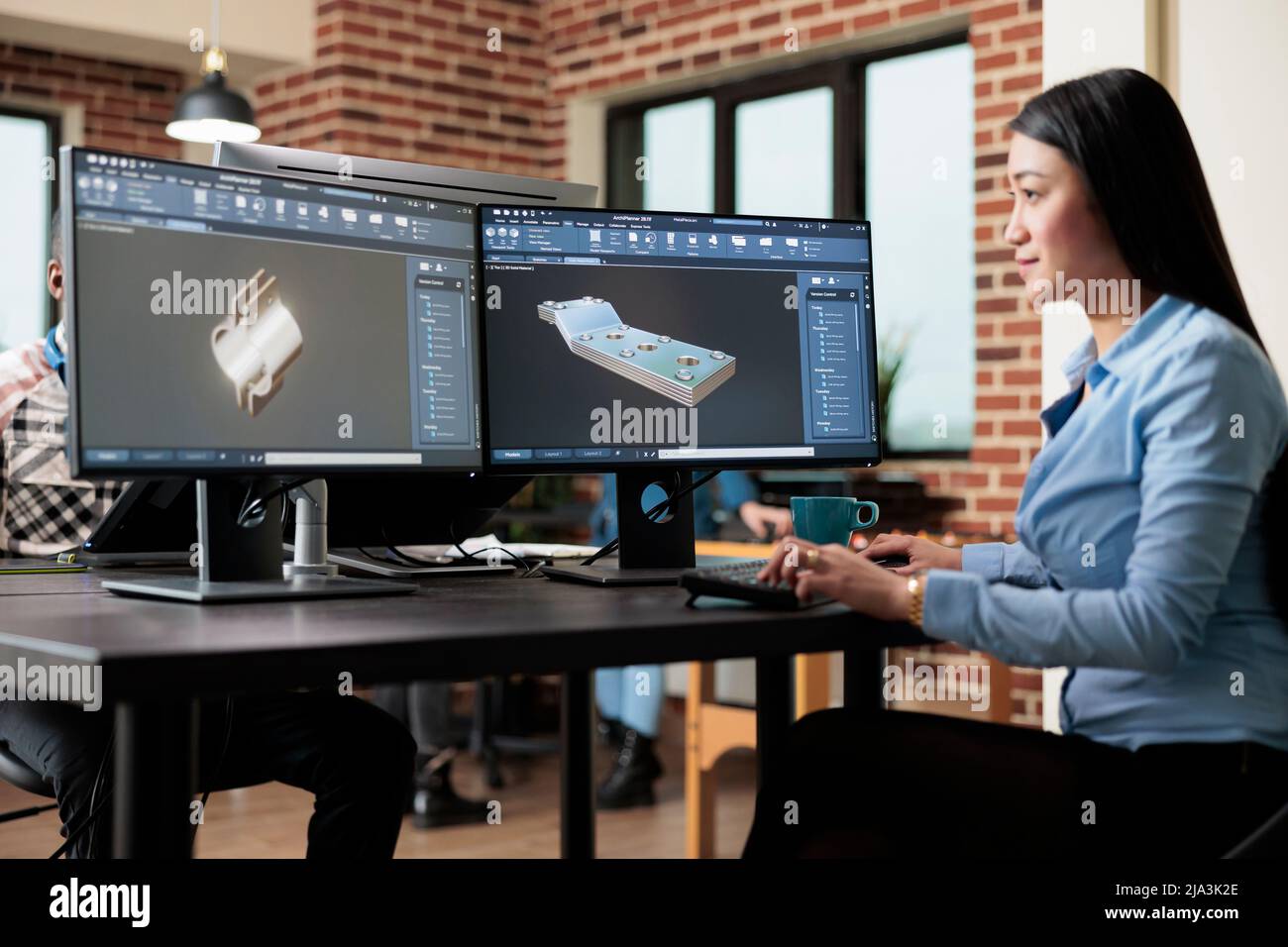 Créateur numérique améliorant le maillage prototype à l'aide d'un ordinateur et d'un logiciel avancés tout en esquissant une scène 3D. Un professionnel de la création qualifié qui crée un modèle numérique tout en résolvant les problèmes techniques. Banque D'Images