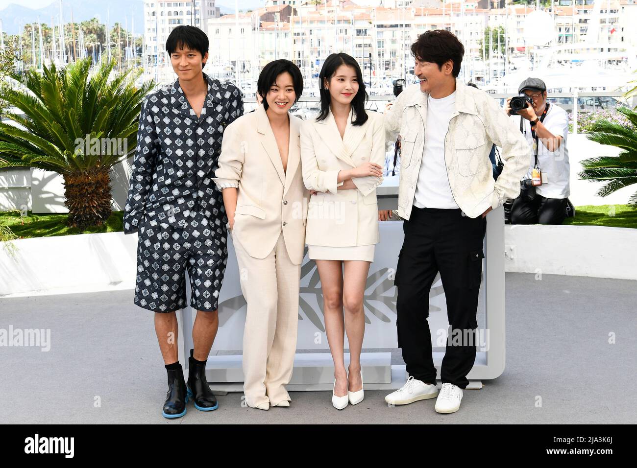 Le Festival de Cannes 75th - Photocall pour le film "Broker" (les bonnes etoiles) en compétition - Cannes, France, 27 mai 2022. Les acteurs Song Kang-ho, Lee Ji-eun (connu sous le nom d'IU), Lee Joo-Young et Gang Dong-Won pose. REUTERS/Piroschka Van de Wouw Banque D'Images