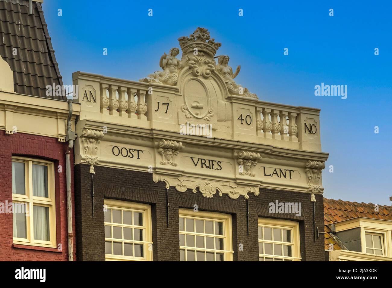 Amsterdam, pays-Bas, mai 2022. Ancienne façade de l'un des entrepôts du Damrak à Amsterdam. Photo de haute qualité Banque D'Images