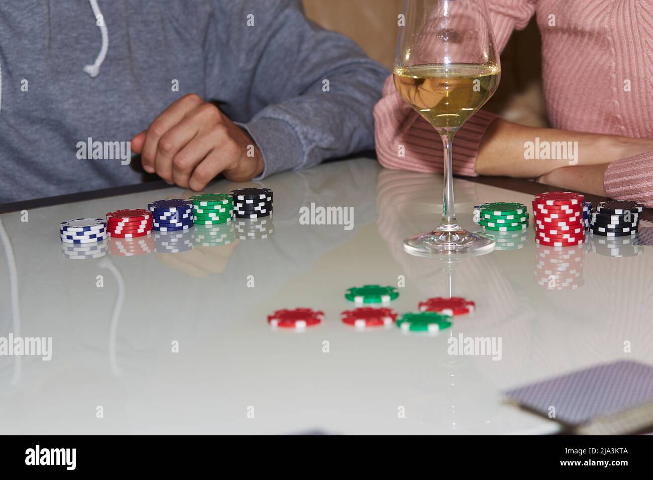 Joueurs de poker, dés, cartes et glasess de champagne et de whisky.Moment sincère.Photographie de style de vie de fond de poker.Profitez de l'instant, détoxication numérique avec vos amis Banque D'Images
