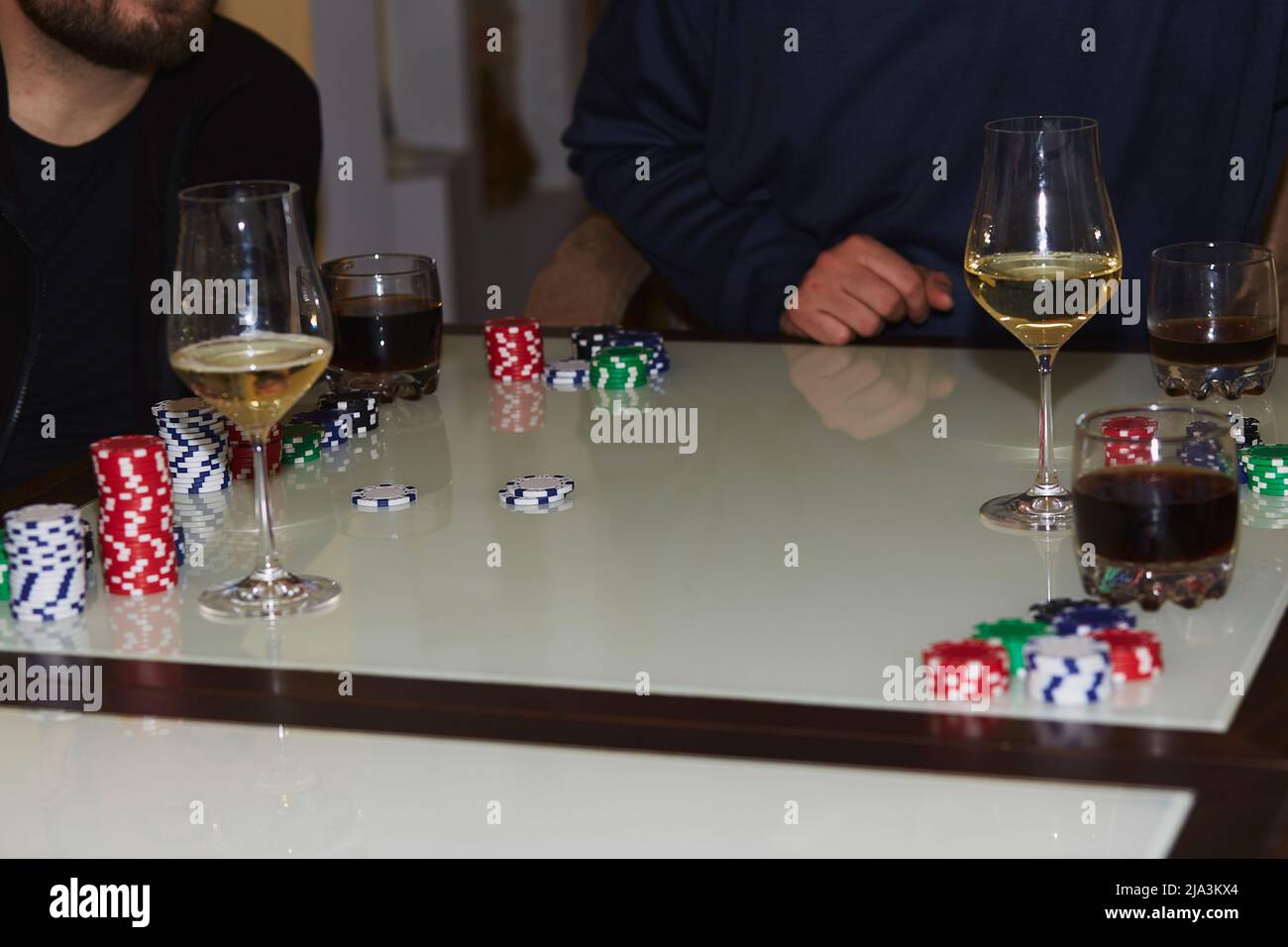 Joueurs de poker, dés, cartes et glasess de champagne et de whisky.Moment sincère.Photographie de style de vie de fond de poker.Profitez de l'instant, détoxication numérique avec vos amis Banque D'Images