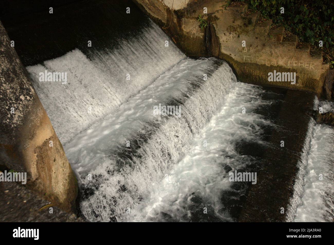 Une chute d'eau et un barrage dans les grottes calcaires de Waikelo Sawah, une source d'eau rare à Sumba, une île régulièrement touchée par la sécheresse, située dans le village de Tema Tana, East Wewewa, Southwest Sumba, East Nusa Tenggara, Indonésie. Banque D'Images