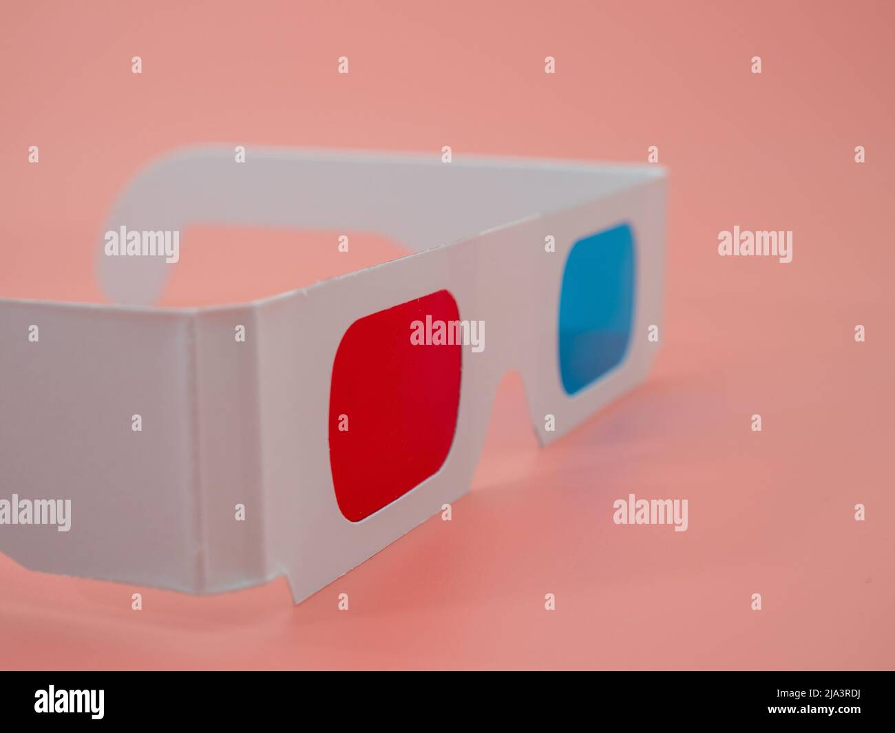 Lunettes en papier rouge et bleu pour visionner 3D films et images. Banque D'Images