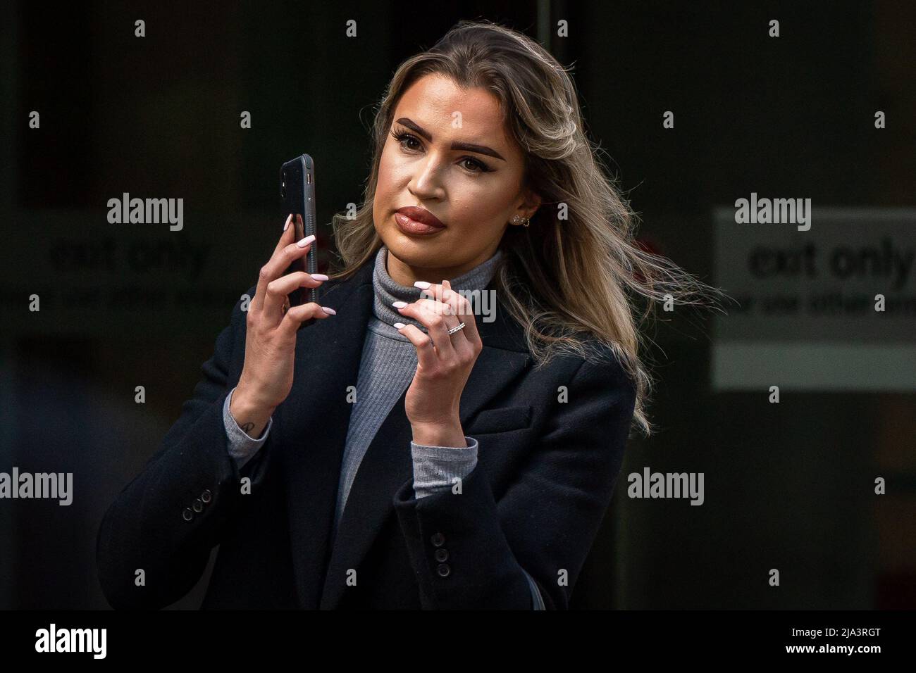 Beatrice Auty, 25 ans, après une audience de plaidoyer au tribunal de la Couronne d'Isleworth à Londres, car elle aurait fait partie d'un réseau de coursiers qui auraient enlevé environ £110 millions d'espèces criminelles du Royaume-Uni à Dubaï en 2020. Elle a nié deux chefs d'accusation pour avoir retiré de l'argent criminel du Royaume-Uni, le premier entre juillet 21 2020 et octobre 1 2020 et pour une somme indéfinie, Alors que la deuxième était le 3 2010 octobre et pour £1 942 510 et se présentera à la Cour de la Couronne d'Isleworth le 27 juin de cette année pour procès. Date de la photo: Vendredi 27 mai 2022. Banque D'Images