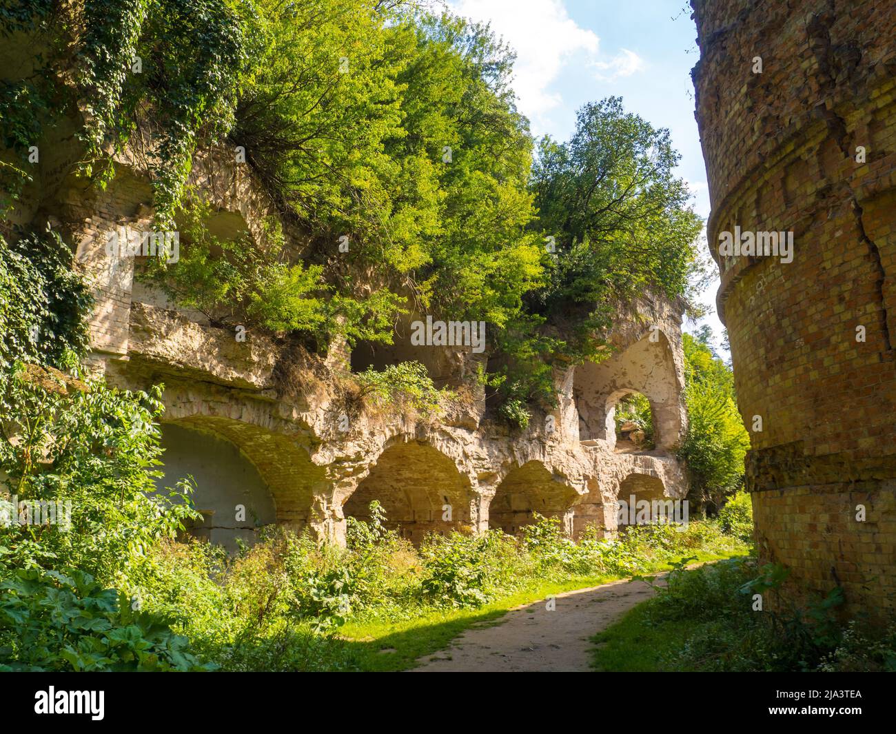 Forteresse abandonnée dehors, citadelle boisée ruinée Tarakaniv, Ukraine Banque D'Images