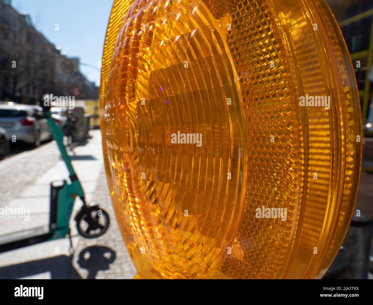 Témoin jaune. Réparation sur route. Signal d'avertissement sur le chantier Banque D'Images