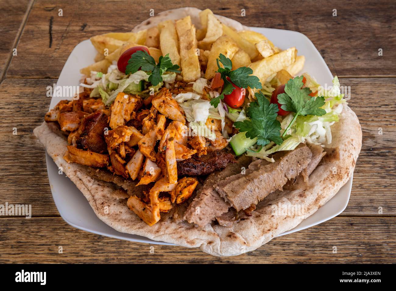 Mélange de kebab de viande avec des chips sur du pain de Nan, restauration rapide pour la livraison à la maison, à emporter ou à manger dans. Banque D'Images