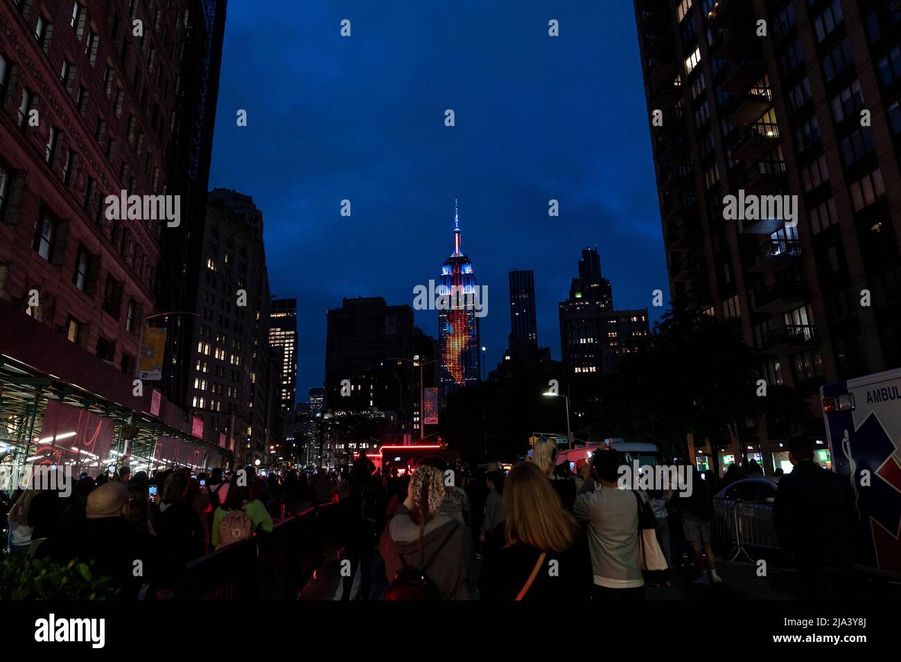 New York, États-Unis. 26th mai 2022. Le portail officiel de Netflix à l'envers est projeté sur l'Empire State Building à New York le 26 mai 2022 dans le cadre d'un événement mondial sur tous les continents. Les fans se sont rassemblés sur Flatiron Plaza South pour regarder la projection. Les fans ont été traités avec des chapeaux, des bonbons et des pizzas gratuits. L'événement a marqué le retour tant attendu de la saison 4 pour les fans du monde entier. (Photo de Lev Radin/Sipa USA) crédit: SIPA USA/Alay Live News Banque D'Images