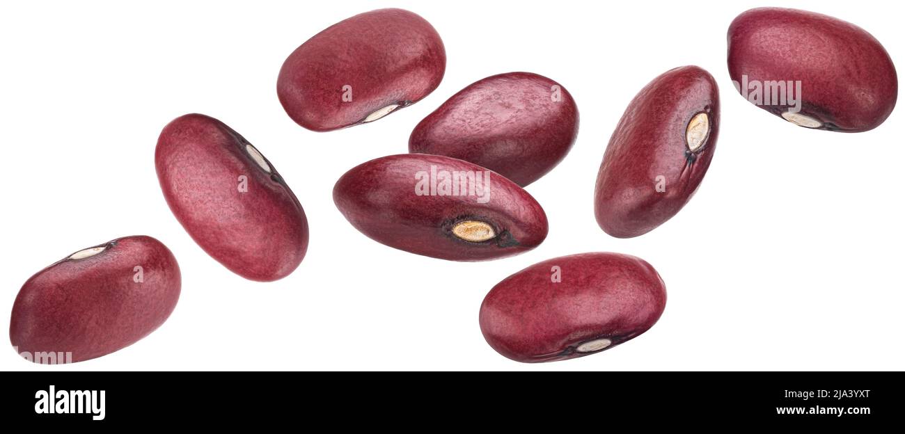 Haricots rouges tombant isolés sur fond blanc Banque D'Images