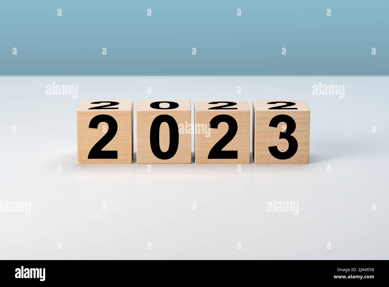 Nouvel an 2023 sur des cubes en bois. Cube en bois de 2022 à 2023 ans ...