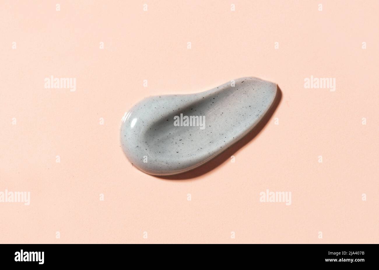 Charbon de bois, gris argile masque cosmétique ou blanchissant tothpaste nuance de texture sur fond rose pastel gros plan. Banque D'Images