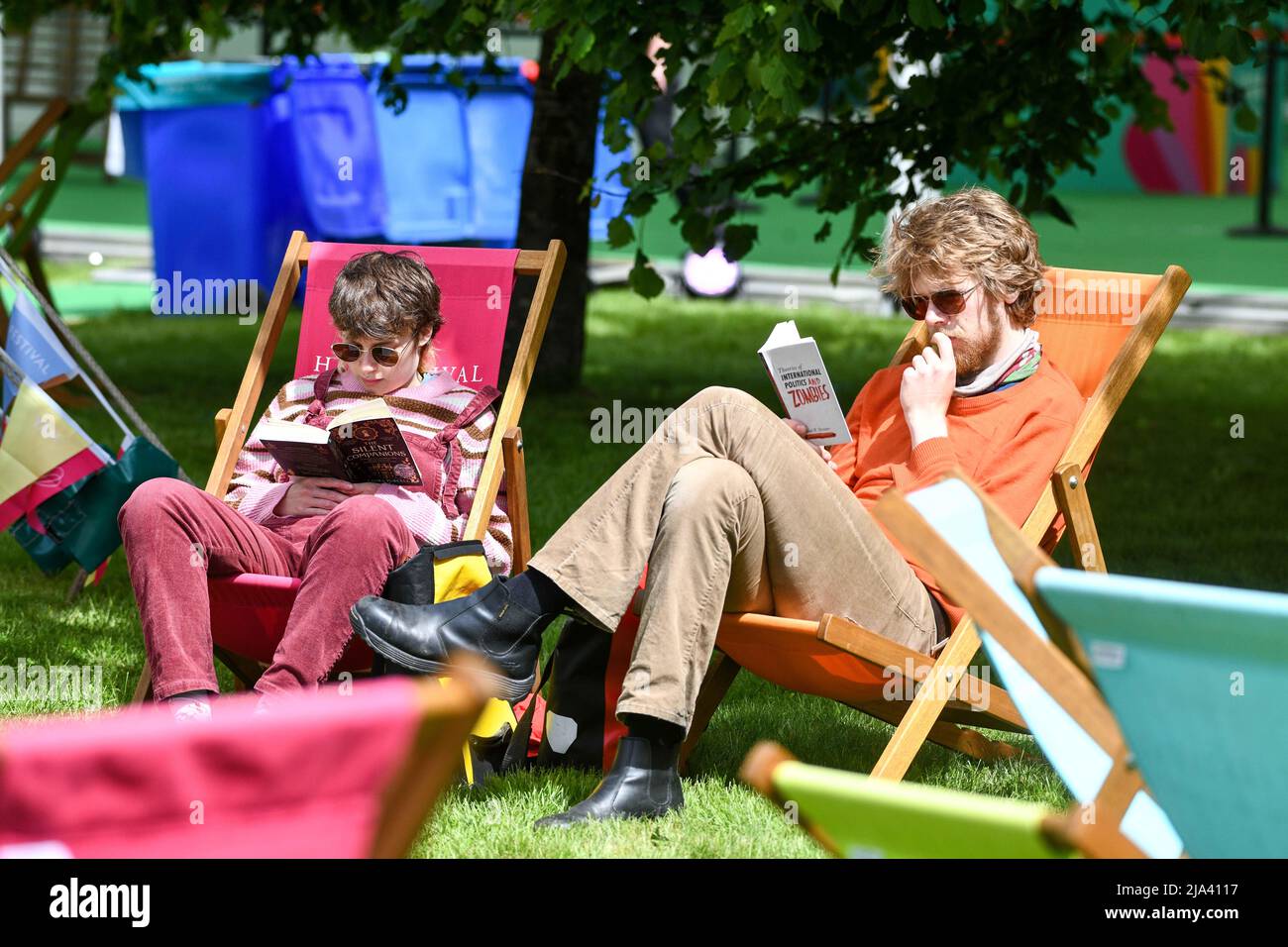 Les gens se détendent avec un livre dans les chaises longues au Hay Festival of Art and Literature 2022 à Powys, pays de Galles. Le festival se tiendra jusqu'à la semaine prochaine et attire des auteurs du monde entier pour participer à l'événement. Banque D'Images