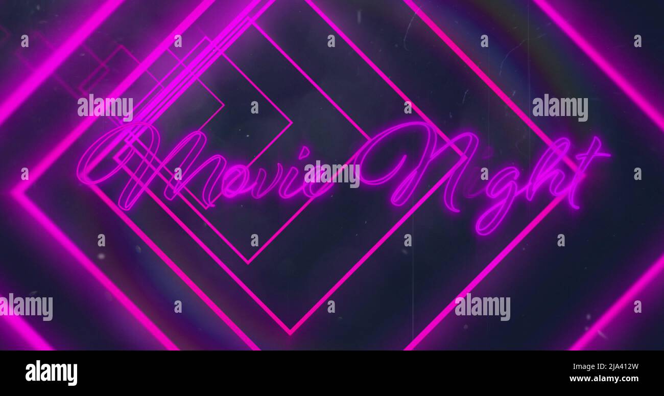Image de formes géométriques néons roses sur le texte de nuit du film Banque D'Images