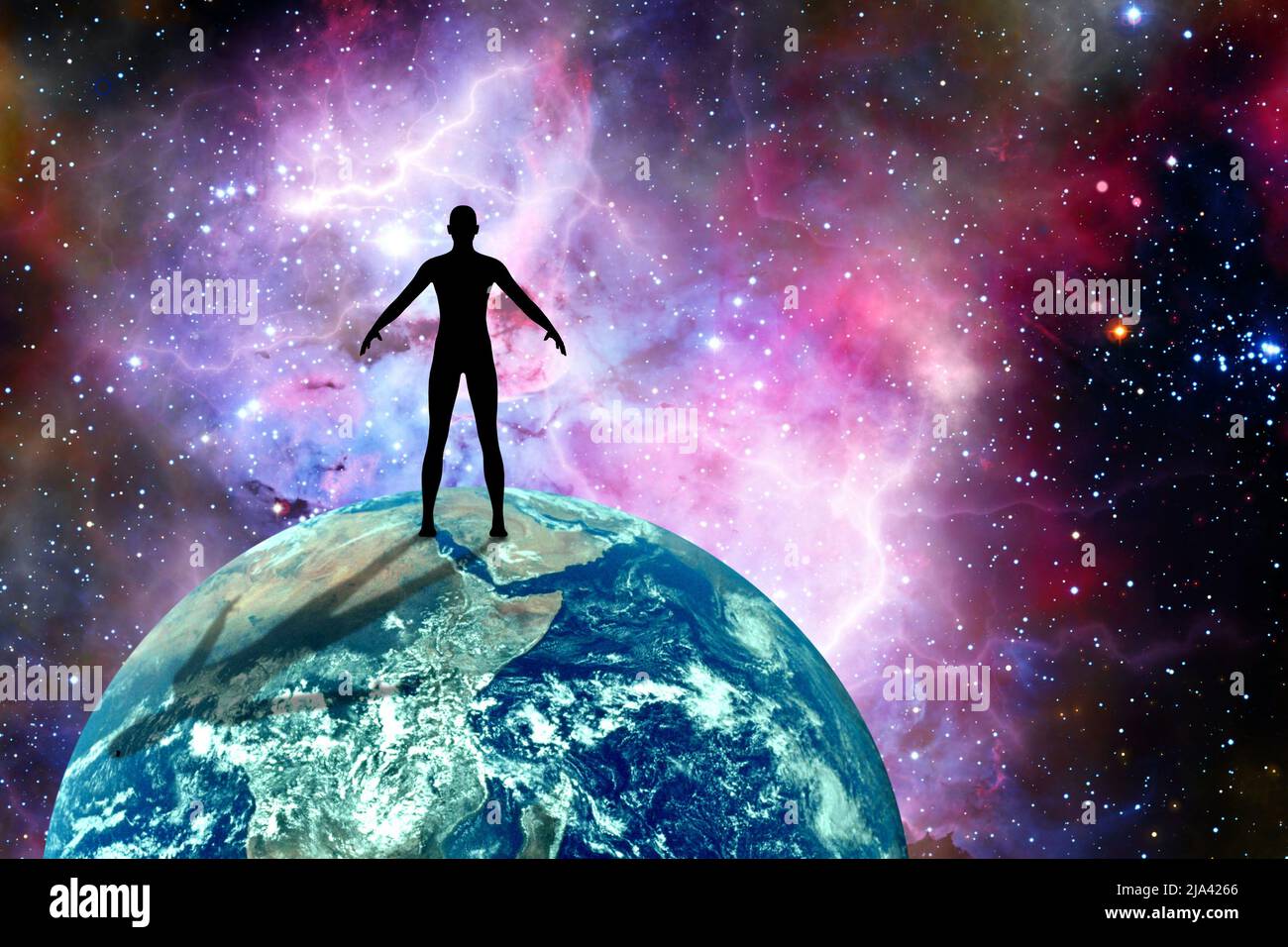 Homme debout sur Terre et univers devant lui Banque D'Images