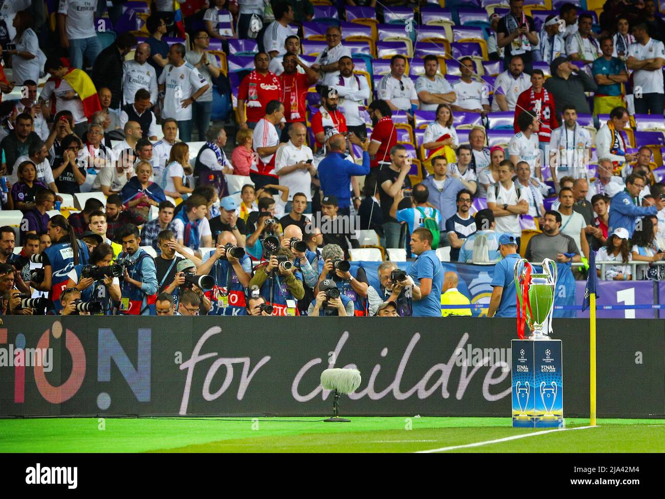 KIEV, UKRAINE - 26 MAI 2018 : les photographes prennent des photos du trophée de la Ligue des champions de l'UEFA (coupe) avant le dernier match du Real Madrid v Liverpool 2018 au NSC Olimpiyskiy Stadium à Kiev. Real Madrid a gagné 3-1 Banque D'Images