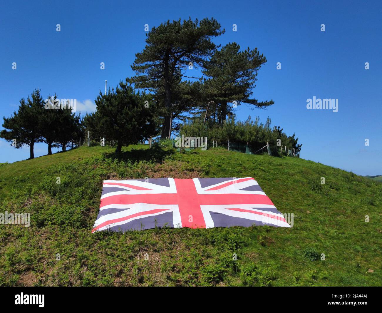 Symondsbury, Dorset, Royaume-Uni. 27th mai 2022. Météo Royaume-Uni. Un drapeau syndical géant de 11m x 6m a été placé sur les pentes de Colmers Hill à Symondsbury près de Bridport à Dorset pour célébrer le jubilé de platine de 70 ans de la Reine Elizabeth II Crédit photo : Graham Hunt/Alamy Live News Banque D'Images