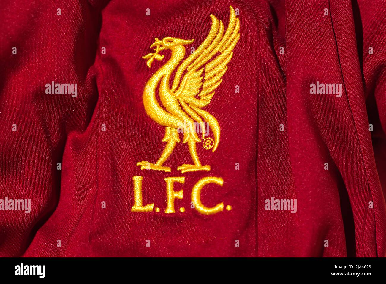 Écusson sur le maillot du Liverpool football Club. UEFA Champions League final concept le 28 mai 2022, champion, europe, première ligue, rouges. Banque D'Images