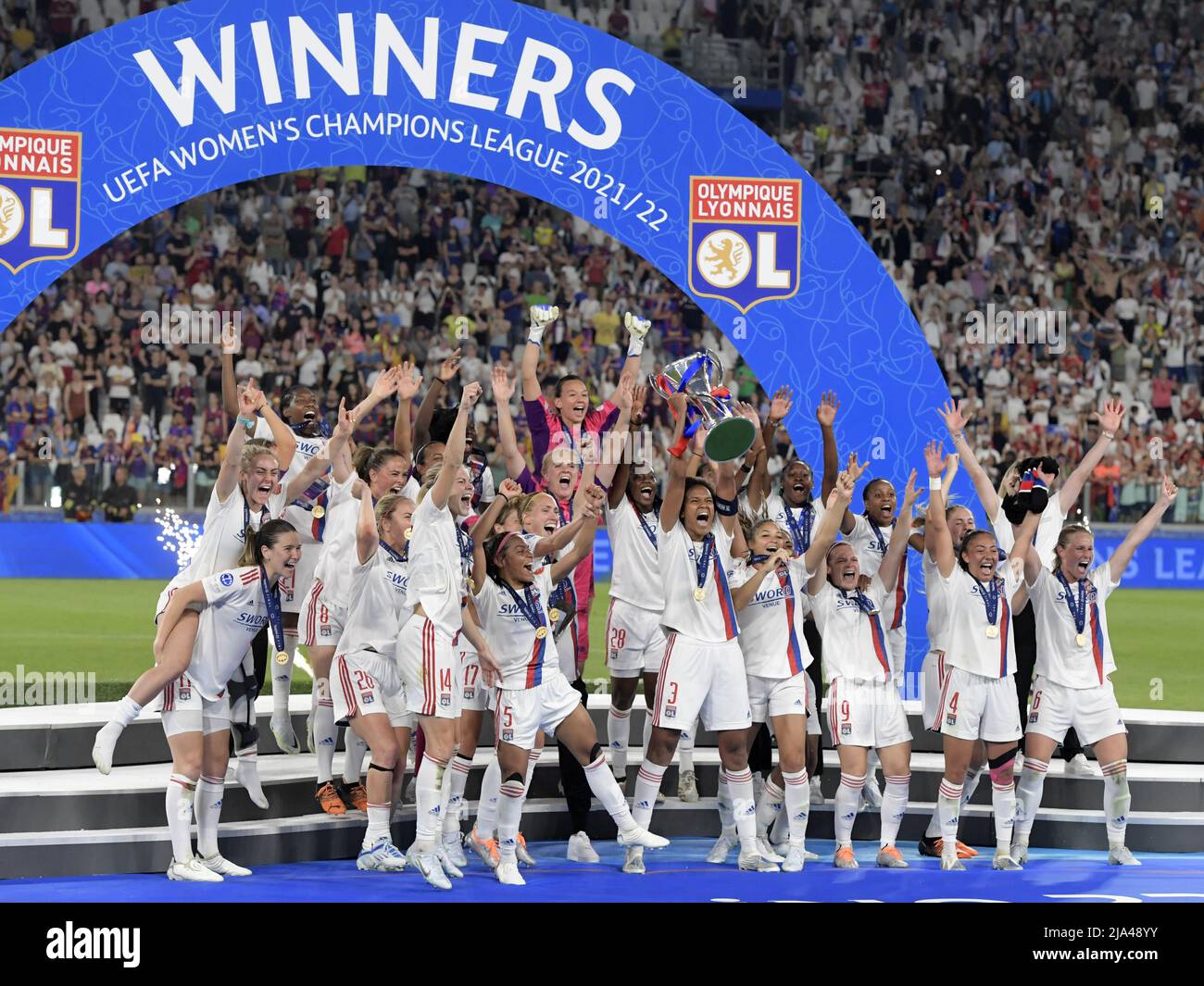 TURIN - Wendie Renard de l'Olympique Lyonnais les femmes présentent le trophée de la Ligue des champions des femmes (lr) Olympique Lyonnais les femmes gardien de but Christiana Endler, Grace Kazadi de l'Olympique Lyonnais les femmes, Wendie Renard des femmes Olympique Lyonnais, Selma Bacha des femmes Olympique Lyonnais, Perle Morroni des femmes Olympique Lyonnais, les femmes Amandine Henry des femmes de l'Olympique Lyonnais, Amel Majri des femmes de l'Olympique Lyonnais, Sara Bjork Gunnarsdottir des femmes de l'Olympique Lyonnais, Eugénie le Sommer des femmes de l'Olympique Lyonnais, Dzsenifer Marozsan des femmes du Carique Lyonnais, Damaris Egurrola du Lyonnais Olympique Banque D'Images